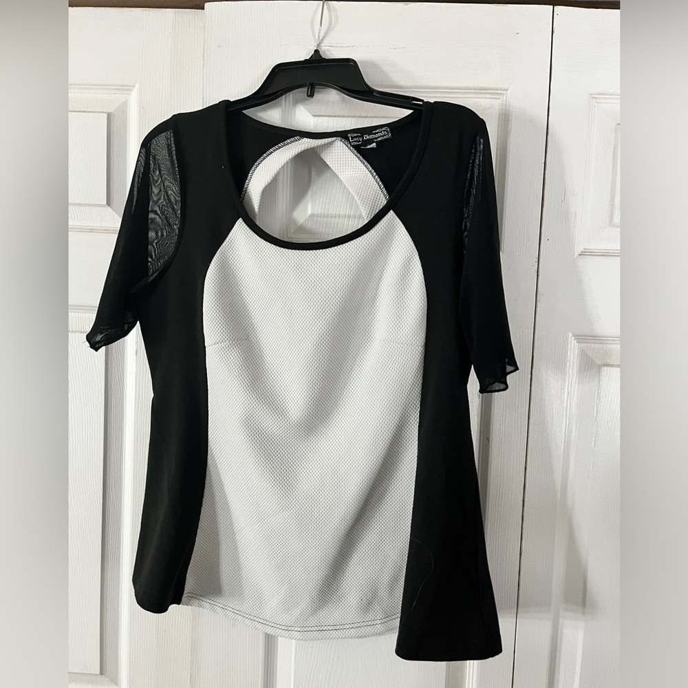 Very pretty black and white dress top size 1X